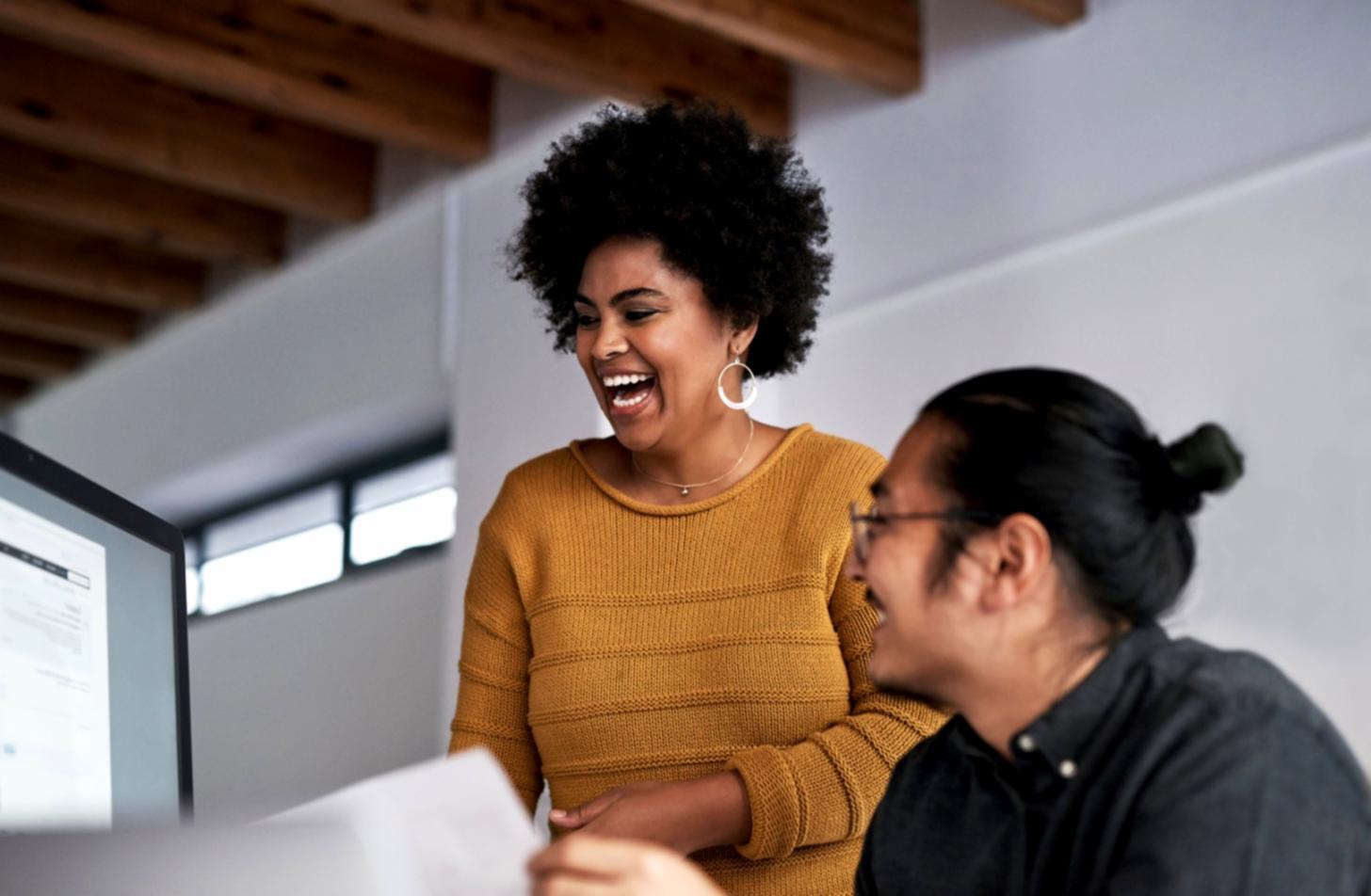 Espacio de trabajo profesional con análisis financiero en pantalla