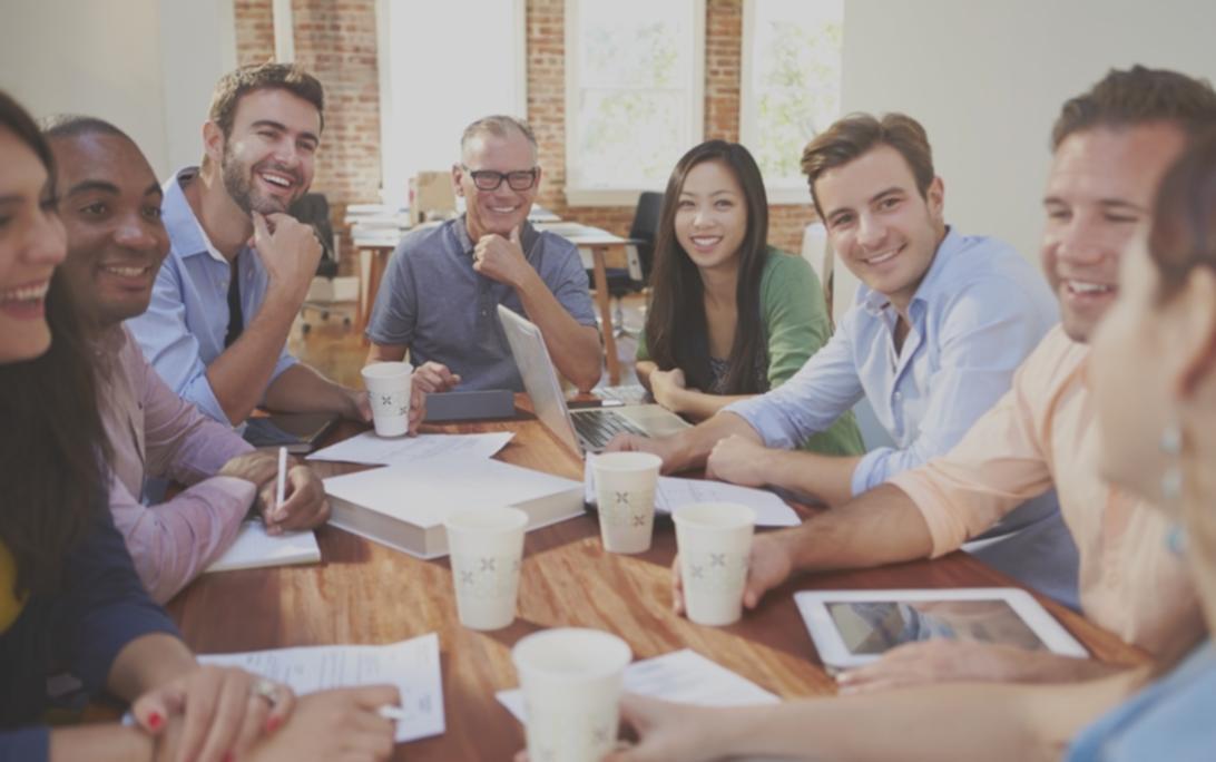 Sesión de seminario mostrando análisis colaborativo de datos financieros