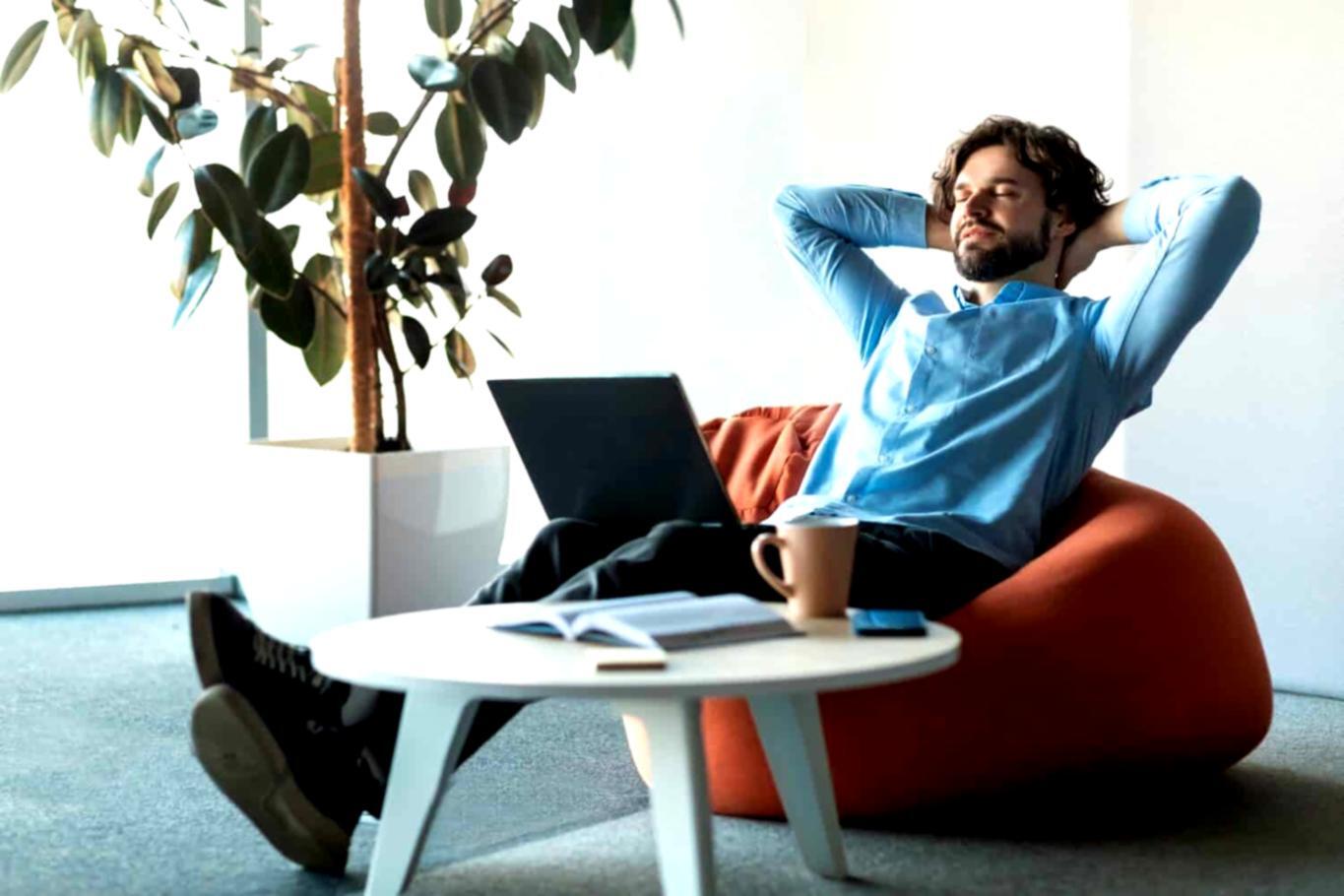 Profesionales colaborando en análisis financiero durante sesión de seminario