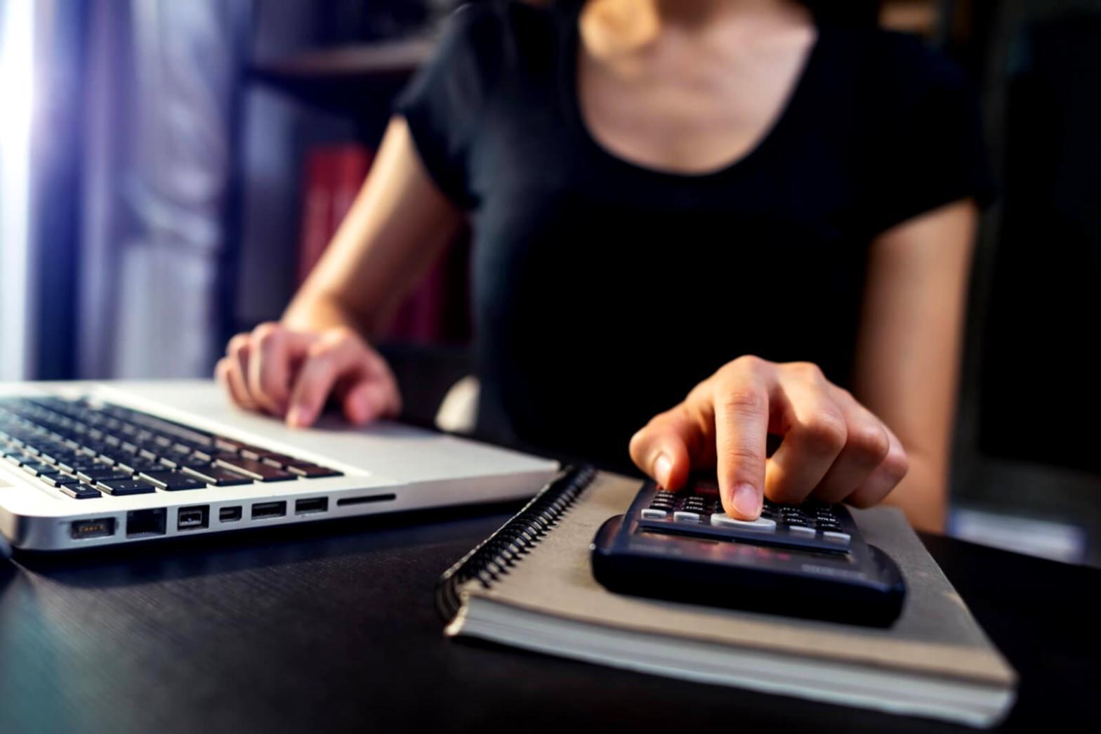 Sesión de análisis de datos financieros con herramientas digitales