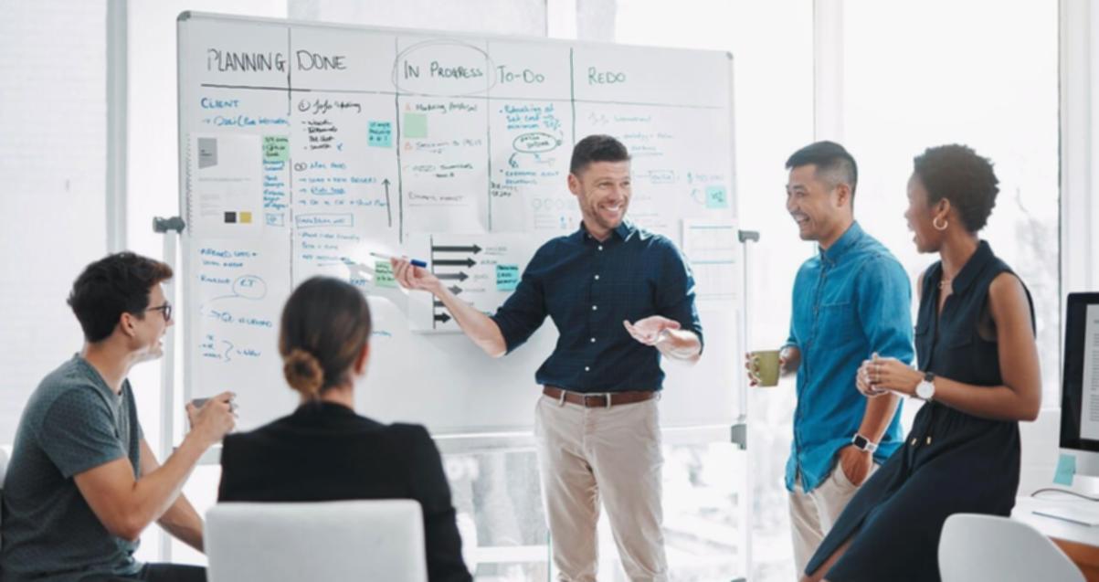 Profesionales revisando informes de análisis sectorial